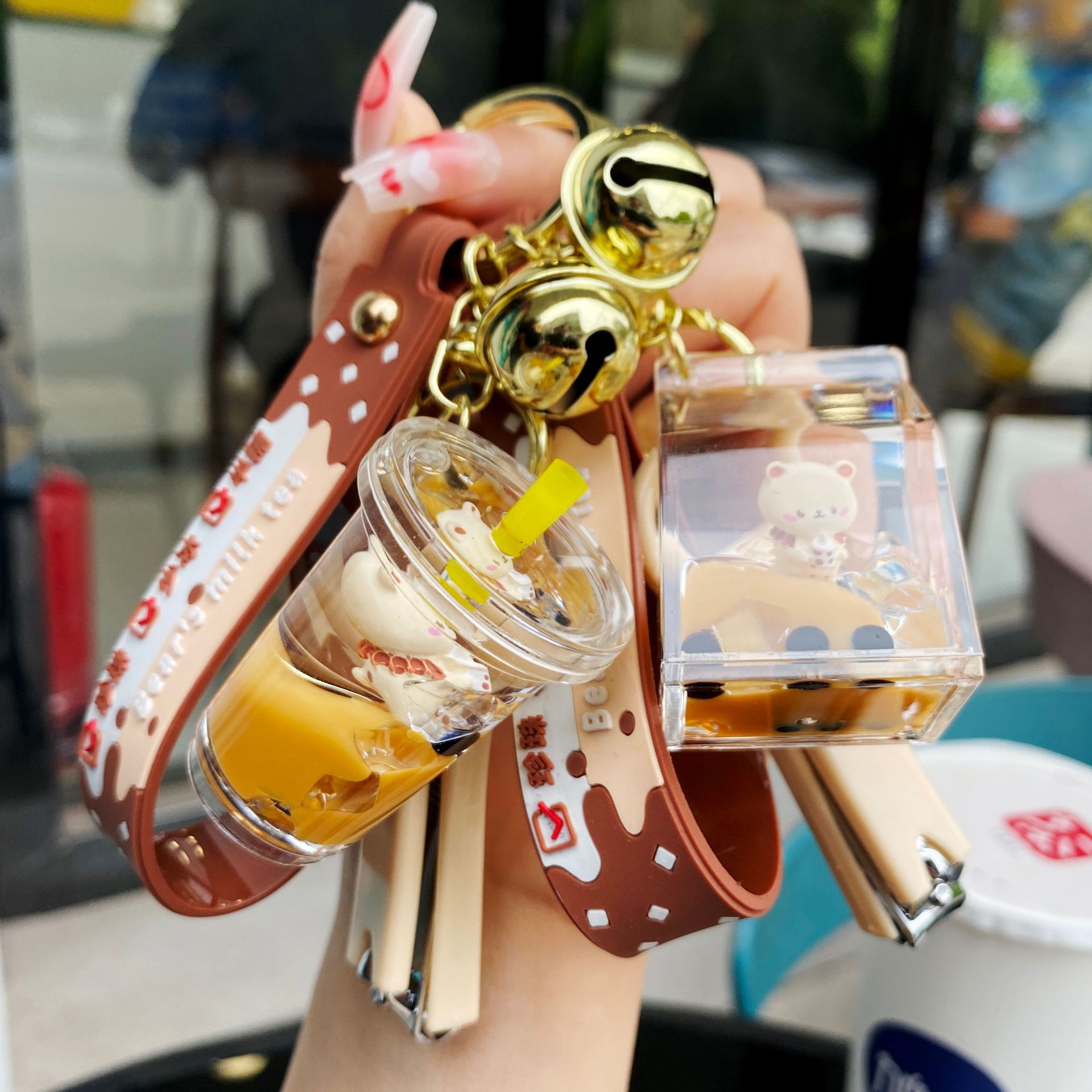 可爱新款珍珠奶茶小熊入油液体流沙钥匙扣礼品创意书包小挂件批发
