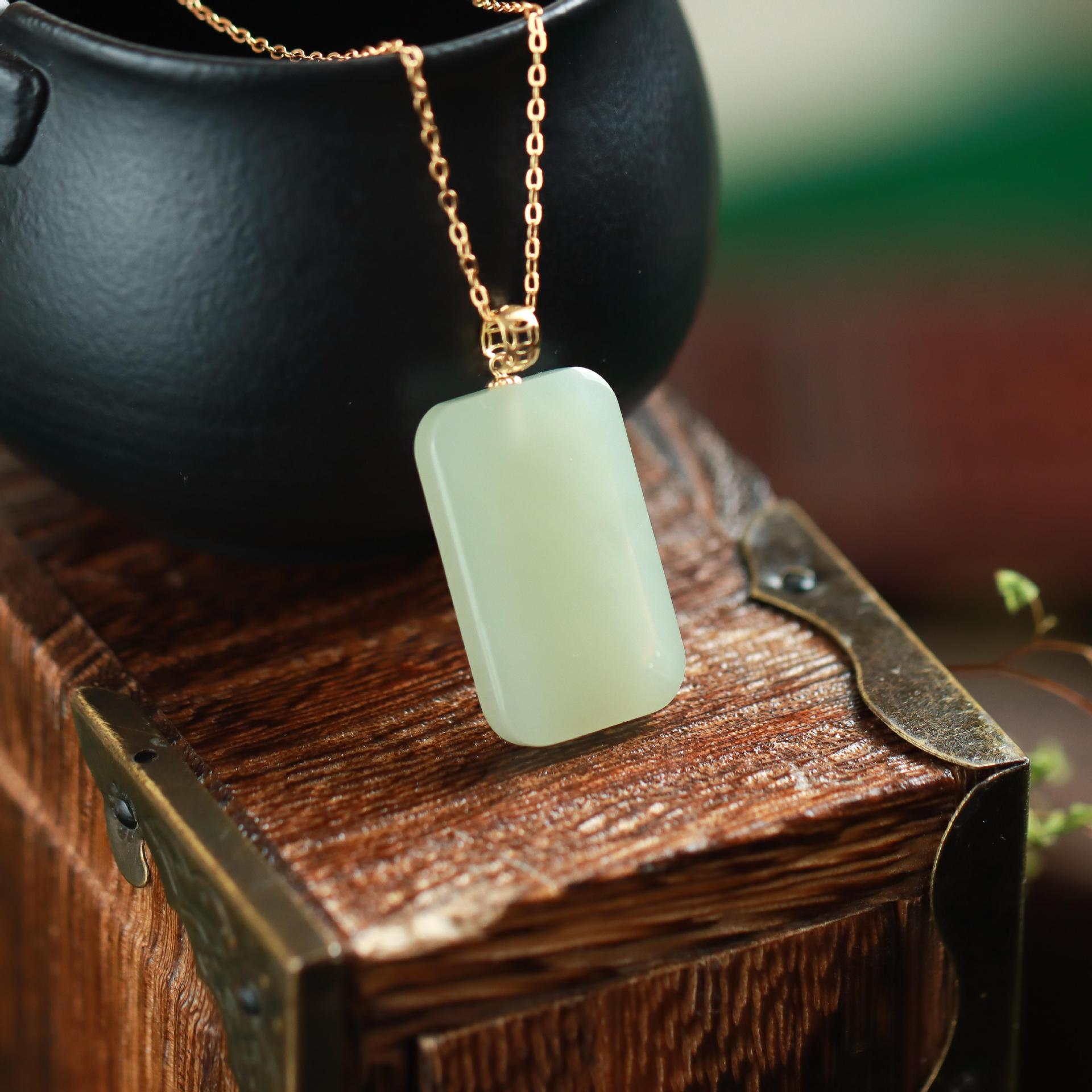 蔓时光18k真金吊坠天然和田玉青玉无事牌小众简约百搭锁骨链项链