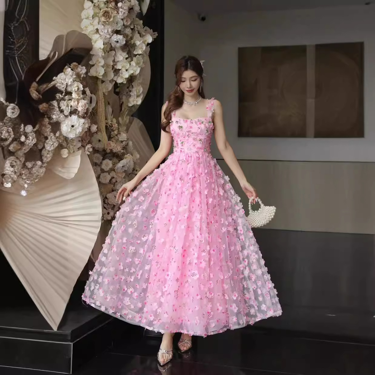 2024春夏新款吊带贴花甜美粉色欧根纱抹胸连衣裙中长裙女礼服