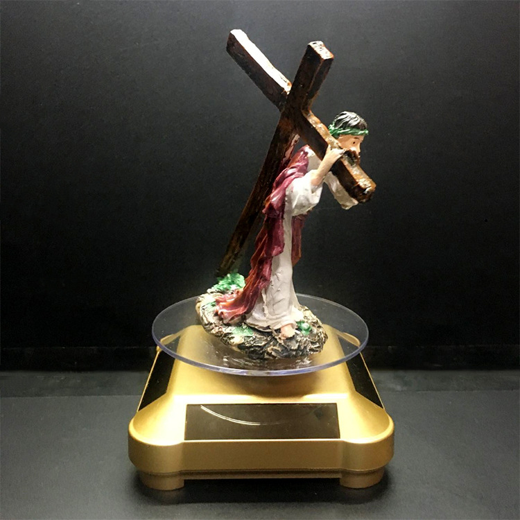 新款太阳能旋转底座款耶稣背十字架汽车摆件天主教圣物饰品