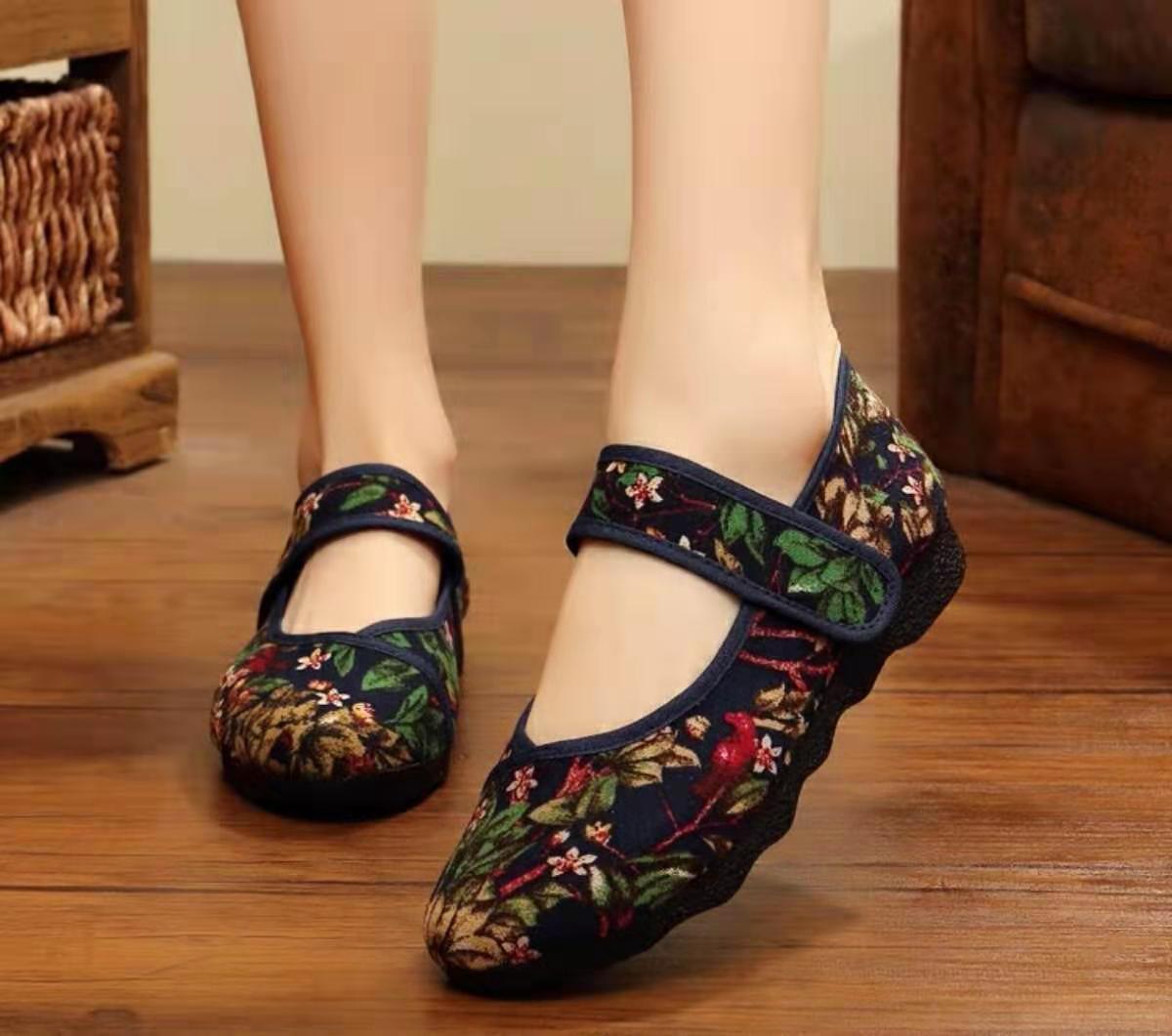 Spring and Autumn Old Beijing Cloth Shoes Breathable Ethnic Style Women's Shoes Middle-Aged and Elderly Mom Shoes Pumps Soft Bottom Square Dance Shoes