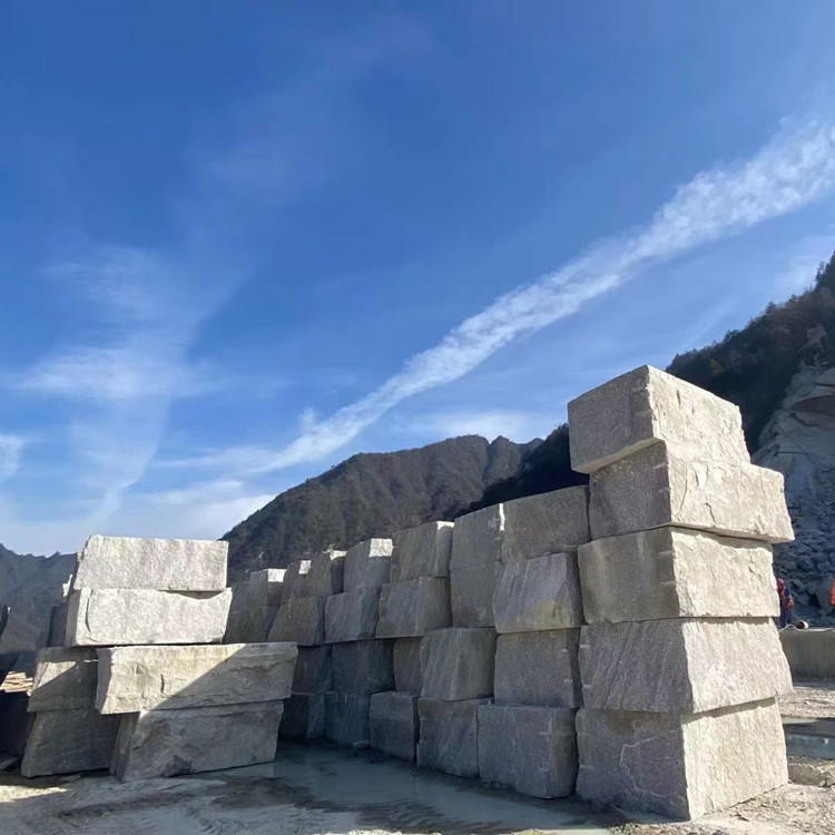 成都现货出售 芝麻白路沿石 直销白小石块路边石 优质黑路牙石