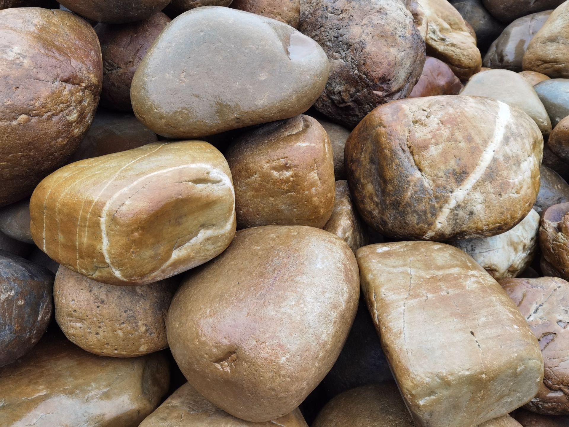 黄色鹅卵石厂家,黄色卵石批发,黄褐色卵石河卵石现货