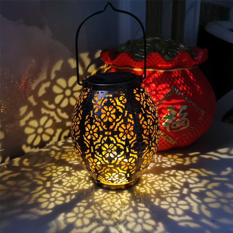亚马逊新款太阳能铁艺灯笼镂空花纹图案庭院装饰灯户外景观挂灯