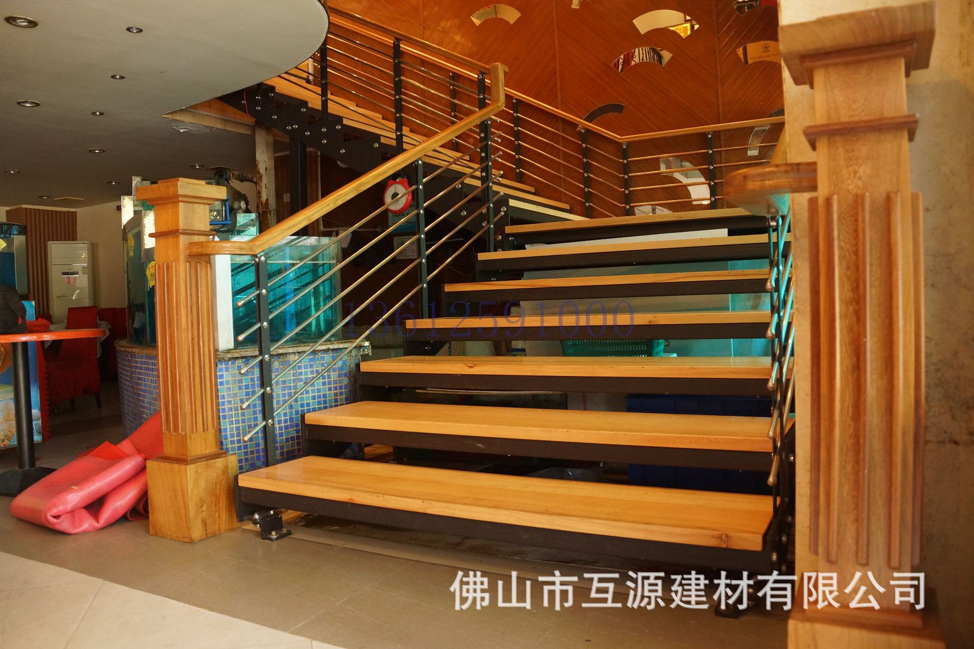 工厂自销酒店大堂重型钢木楼梯 实木新中式将军柱扶手-阿里巴巴