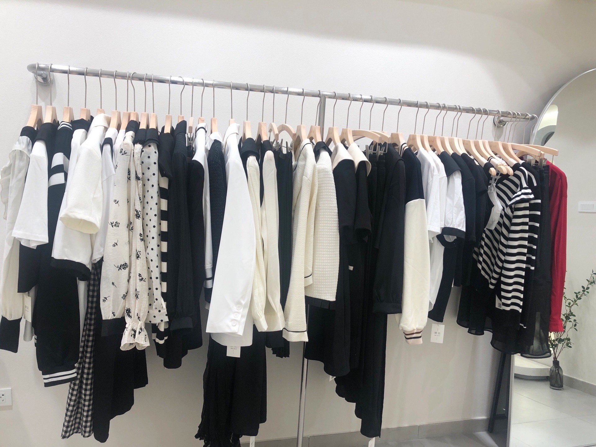 服装店落地式墙上展示架挂衣架直杆不锈钢拉丝货架现代简约北欧风