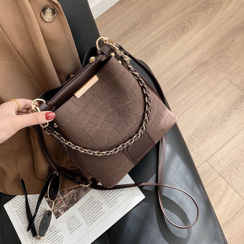 高级感包包女2023新款网红磨砂皮单肩包潮秋冬斜挎百搭复古水桶包