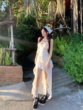 2toyoung落跑公主 白色吊带连衣裙女夏季收腰不规则下摆碎花裙子