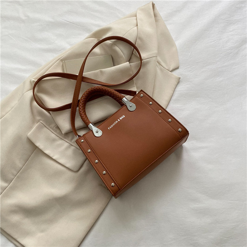 Simple One Shoulder Bag Women's 2022 Autumn Retro All-Match Fashion Trendy Commute Leisure Large Capacity Rivet Handbag