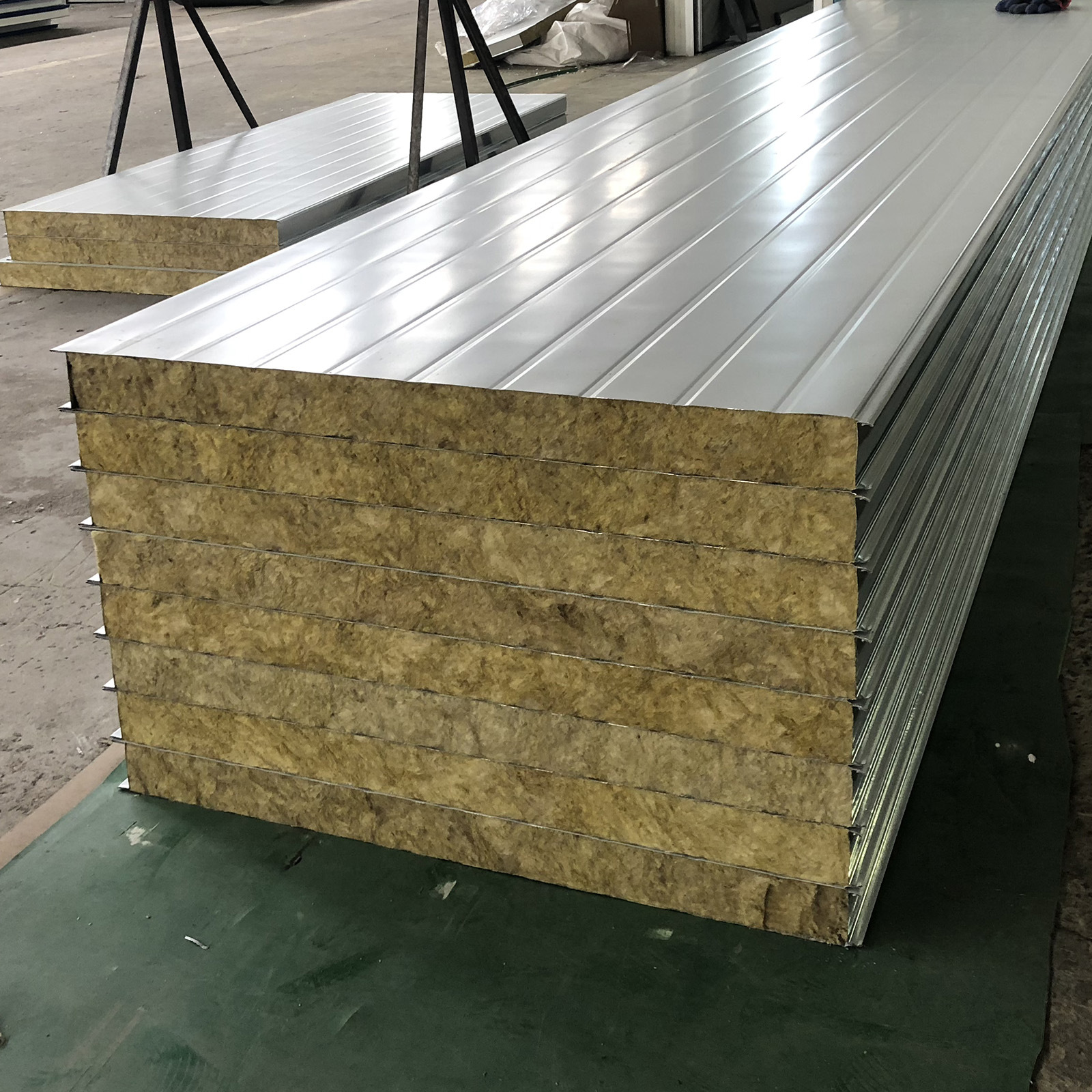 厂家直供 彩钢岩棉复合板 防火保温隔音岩棉夹芯复合外墙板