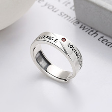 潮晟s925纯银英文字母点缀红色锆石戒指时尚通勤百搭款气质食指环