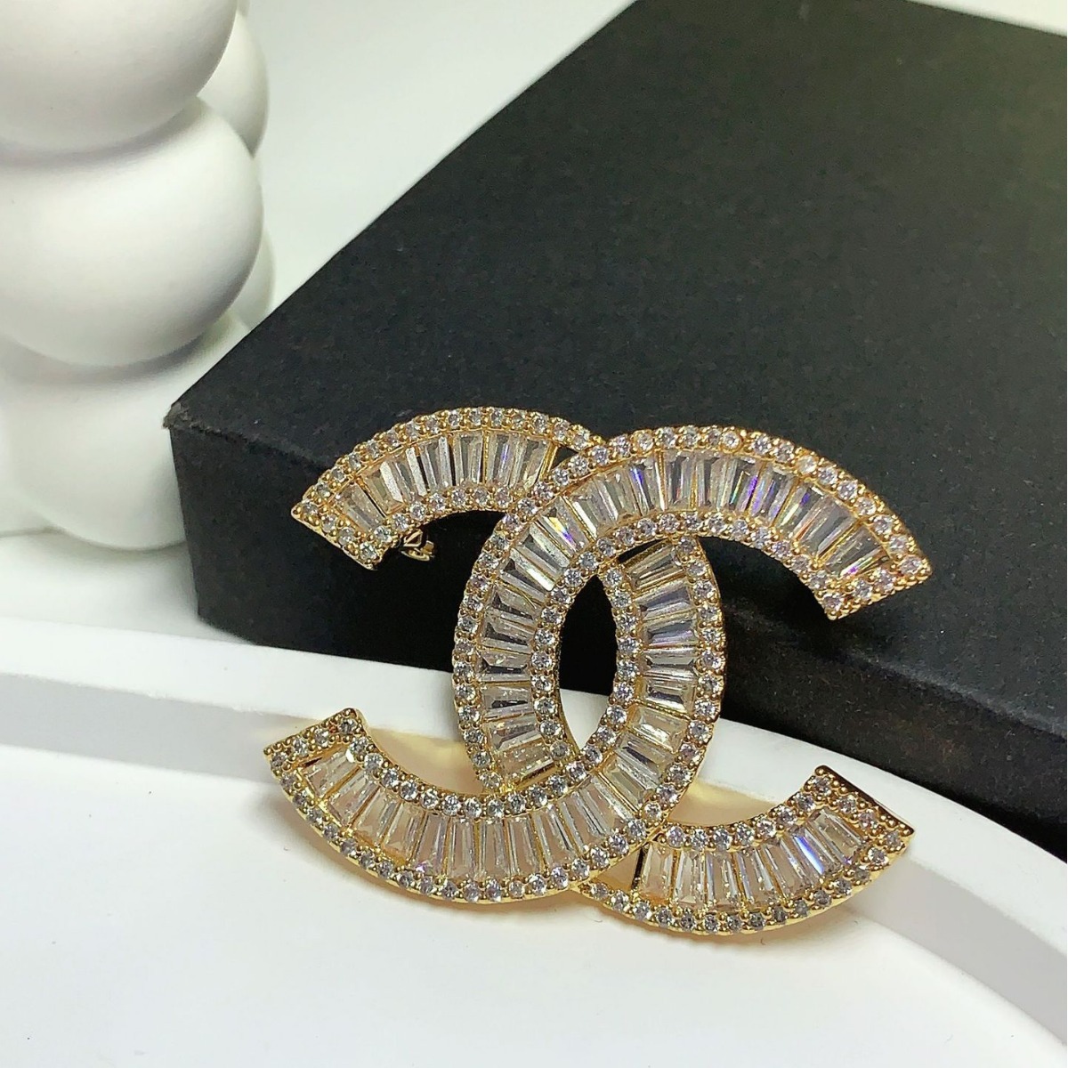 跨境双c字母大牌胸针女铜锆石高级感母亲节节日促销配饰胸针-阿里巴巴