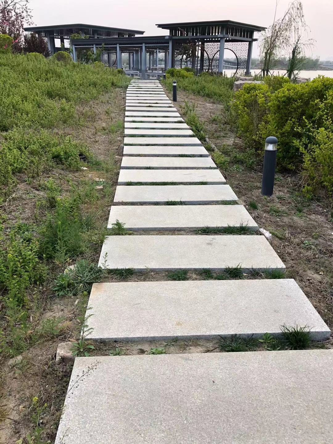 公园汀步石花岗岩石材脚踏石不规则圆形汀步石板防滑青石板踏步