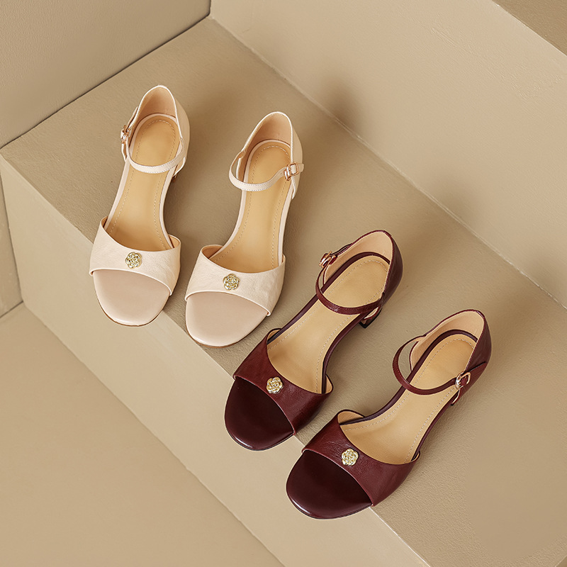 新款羊皮凉鞋女圆头2024夏季质感山茶花浅口时装鞋中粗跟搭扣女鞋