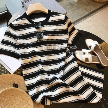 巨好搭!让人眼前一亮~经碘黑白条纹肩部金属扣直筒针织连衣裙女