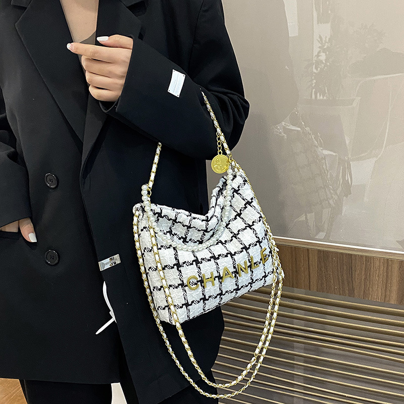 2022 Mori Cute Texture Pearl Chain Large Capacity Women's Bag New Winter Fashionable Stylish Plaid Single Shoulder Bucket Bag