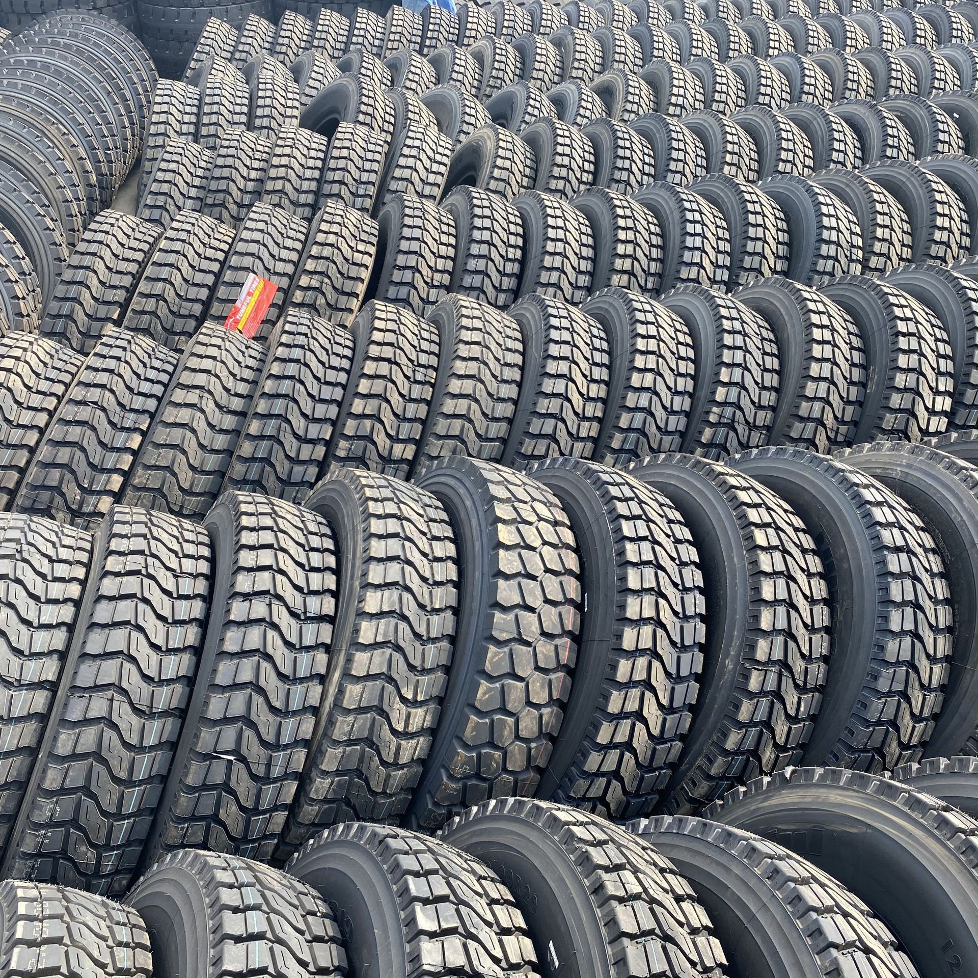 1200r20优盛工厂 路多福轮胎特价处理 经济型 矿花中花 标载耐磨