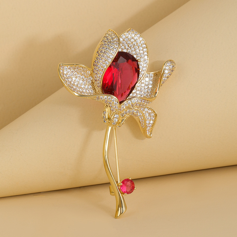2021年新款高档红色水晶百合花胸针时尚花朵胸花奢华服装配饰批发