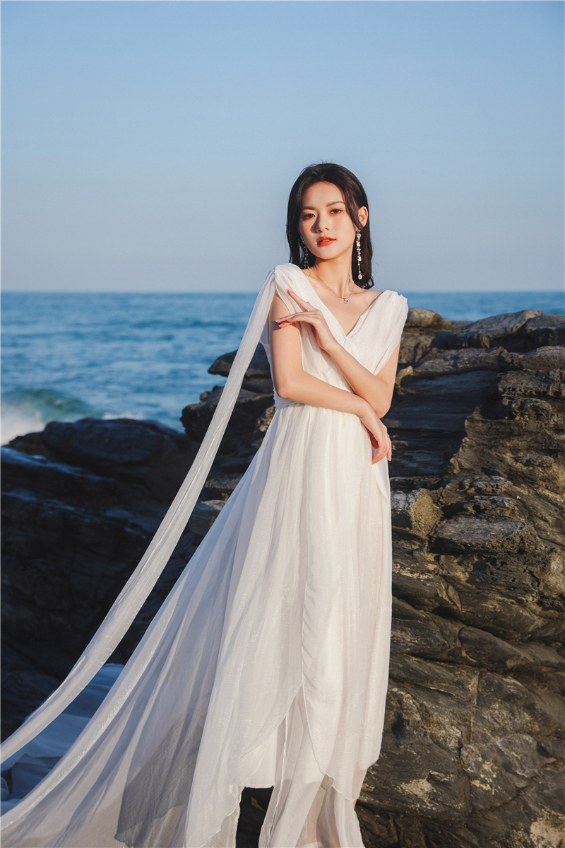 海边度假飘逸拖地沙滩超长裙露背旅拍轻婚纱写真连衣裙