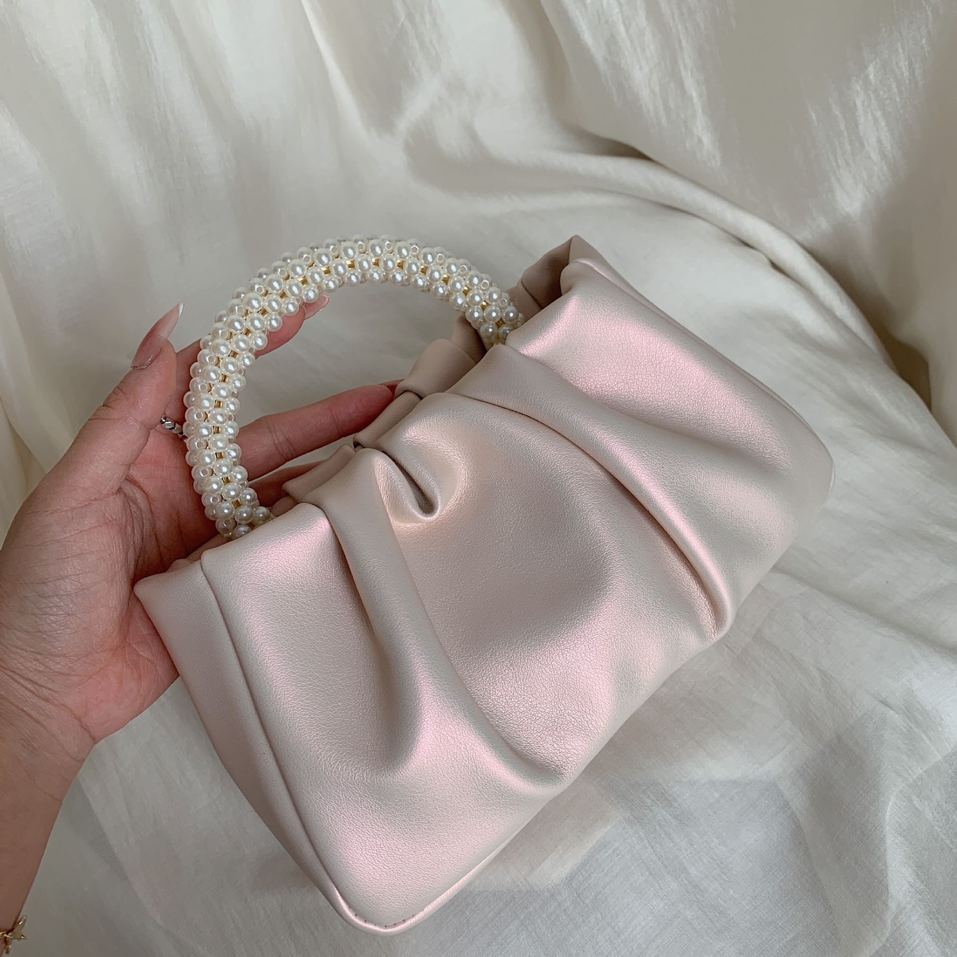 2023 New Niche Design Women Bags Pearl Wrist Pleated Cloud Handbag Shoulder Crossbody Mini Bag