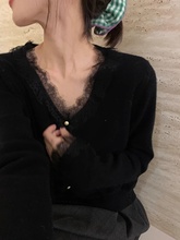 法式蕾丝V领针织打底衫女春季宽松气质黑色羊毛毛衣内搭纯欲上衣