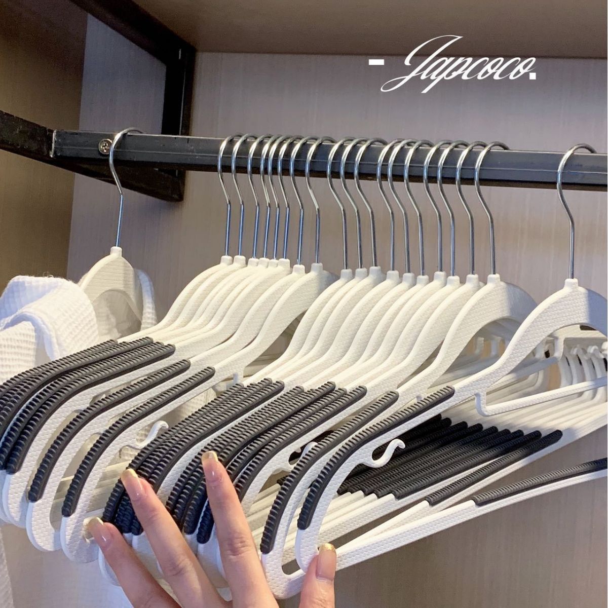 防滑无痕塑料衣架家用加厚加粗晾晒衣服架整理收纳干湿衣服挂批发