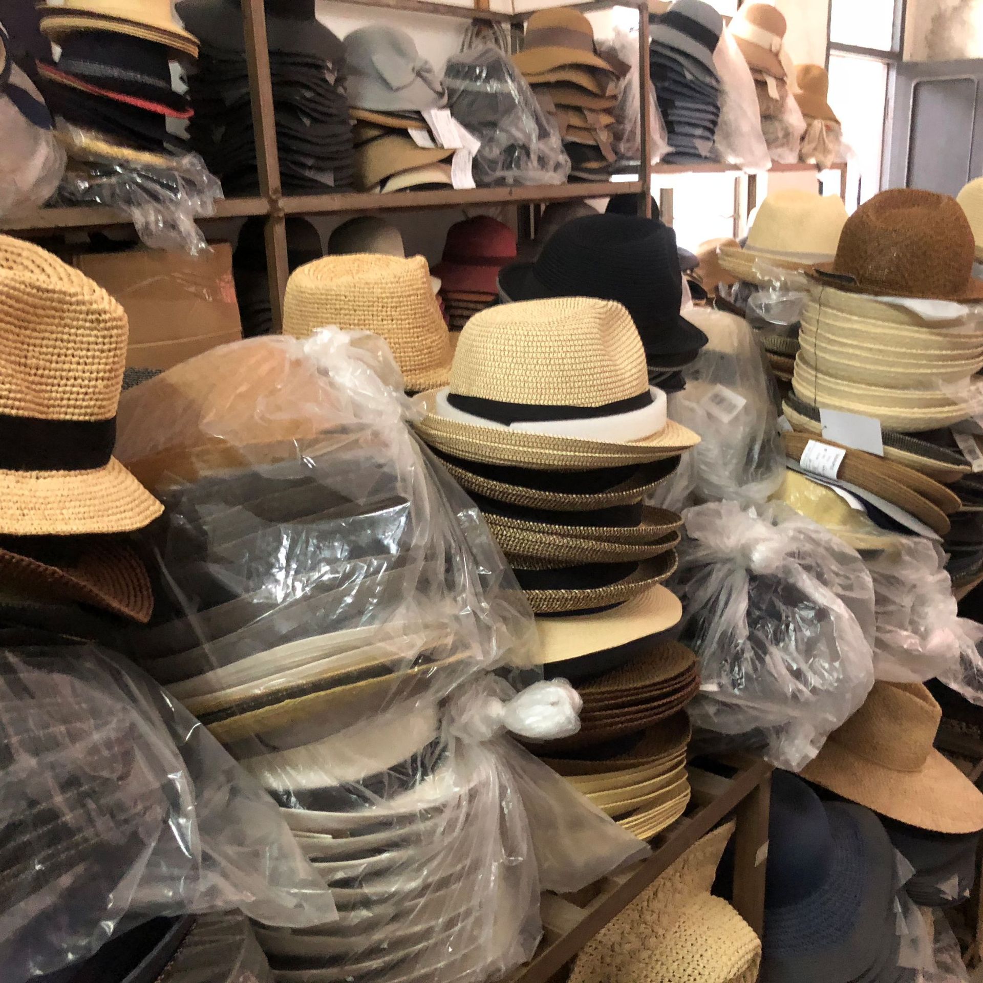 直播带货引流秒杀礼品赠品货源摆地摊专用杂款帽子库存遮阳帽草帽