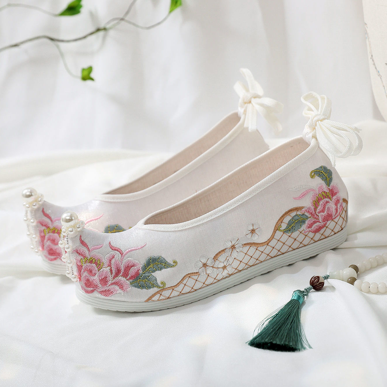 新款搭配古风汉服鞋女百搭尖头汉元素内增高绣花鞋古装学生鞋