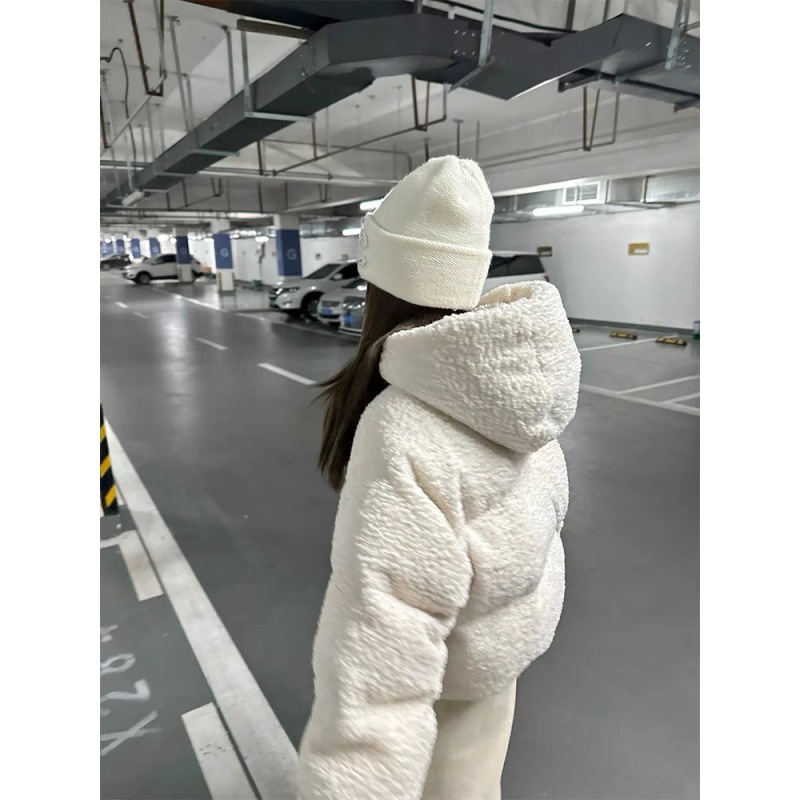 设计小众仿羊羔毛外套女2024冬季软乎乎短款连帽加厚保暖面包棉服