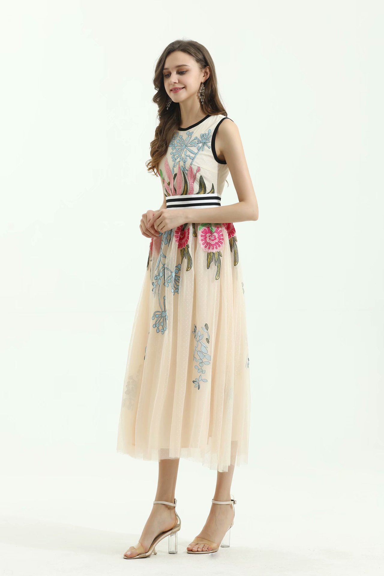 绣花网纱裙2021年夏季跨境女装批发货源修身大摆中长款无袖连衣裙