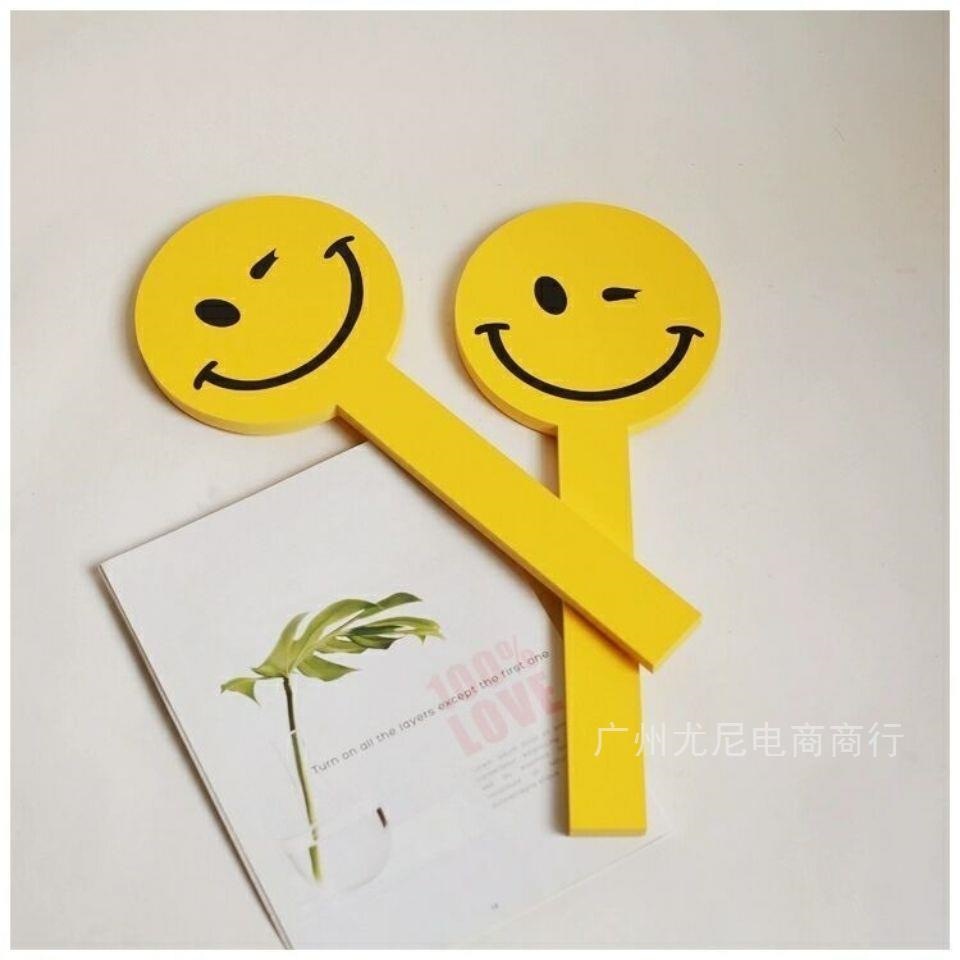 手举牌婚纱摄影道具 黄色笑脸手拿手举 影楼婚纱旅拍街拍外景小道