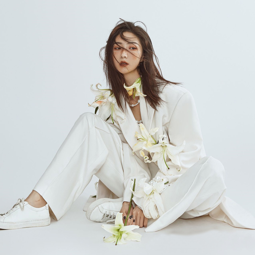 2021新款影楼个人形象照女士西服写真主题时尚个性肖像艺术照服装