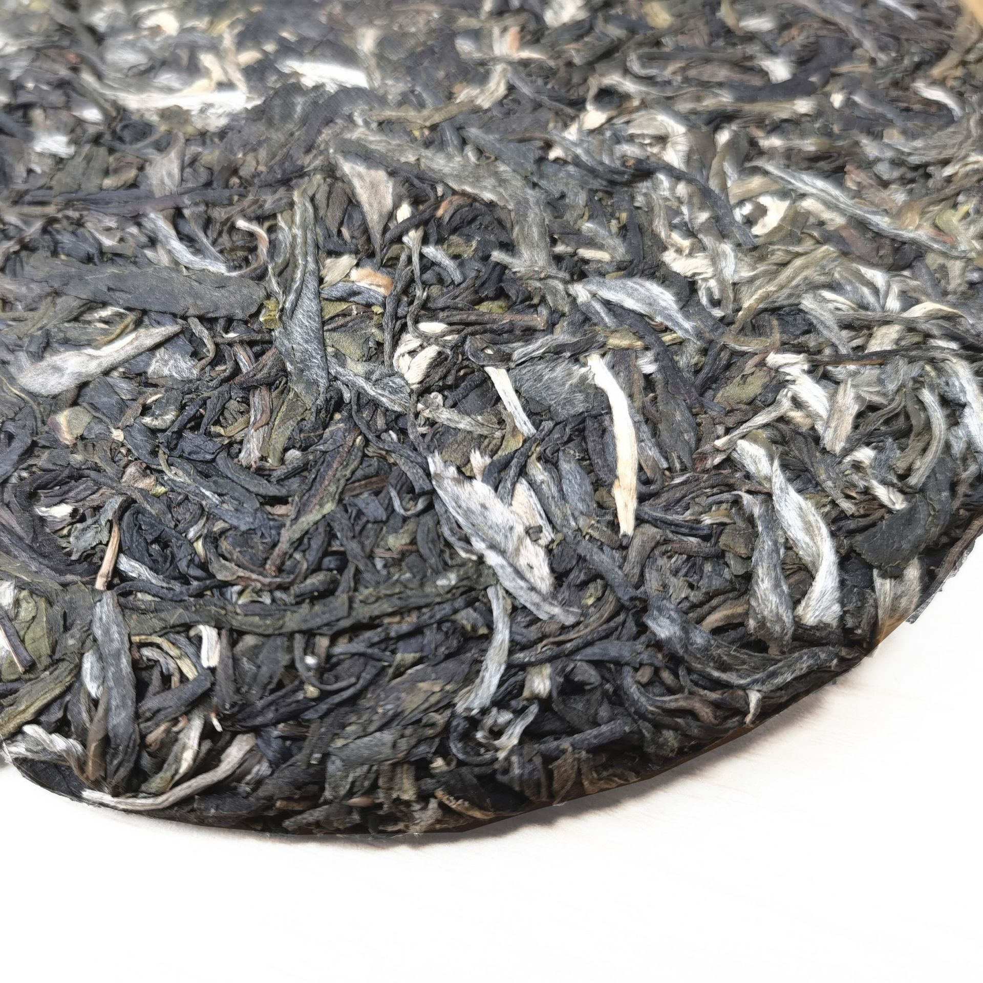 云南普洱茶原产地冰岛老寨头春古树357g生茶饼厂家直批一件代发