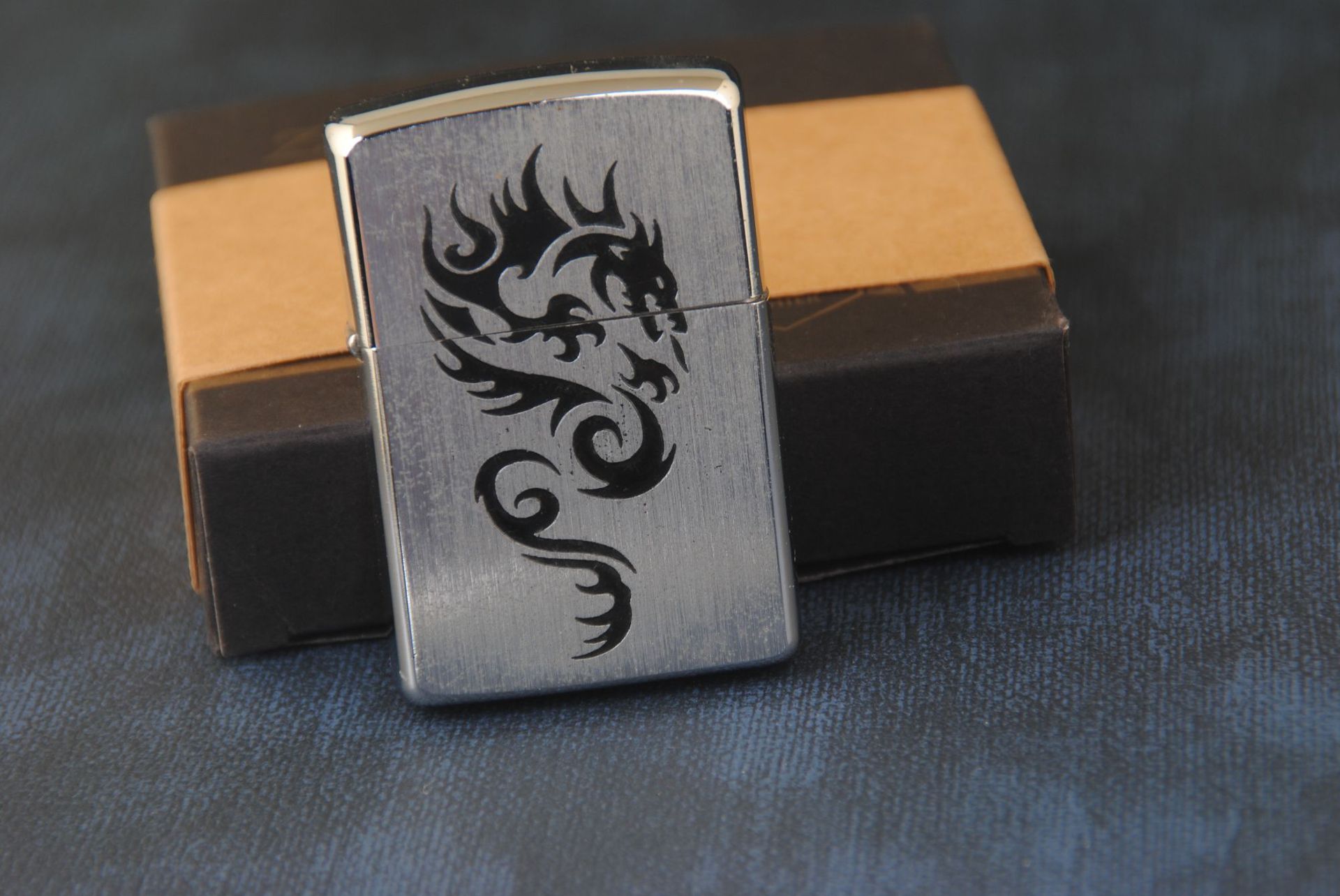 佐罗竖拉丝雕刻图案煤油金属打火机明火防风孔复古砂轮火机厂批发