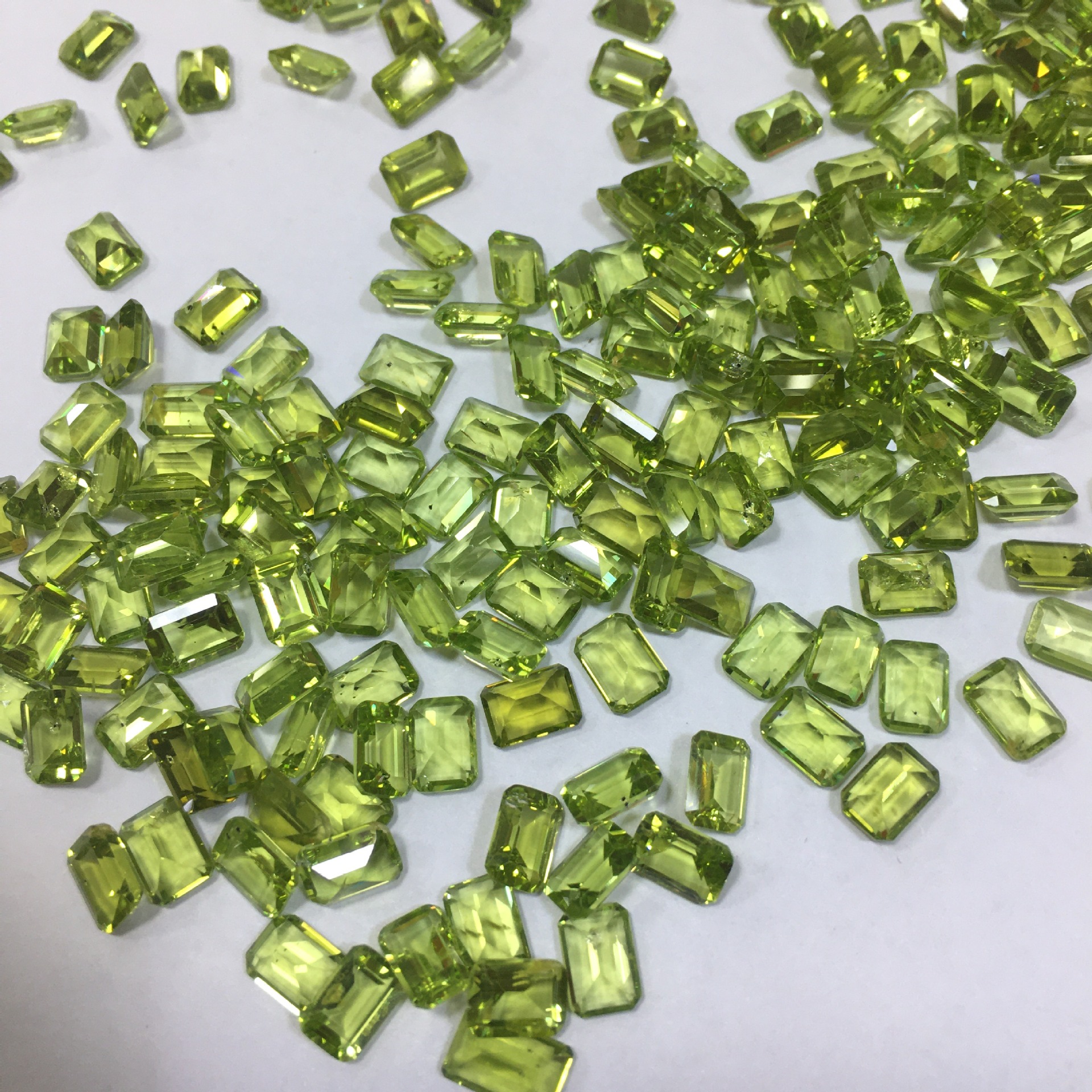 橄榄石裸石 工厂直供橄榄石方形戒面 切面戒面5*7mm 火彩好净度高