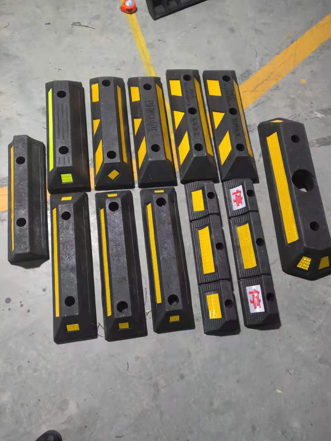 橡塑定位器地下车库车轮车位限位器橡塑止退器交通设施停字挡车器