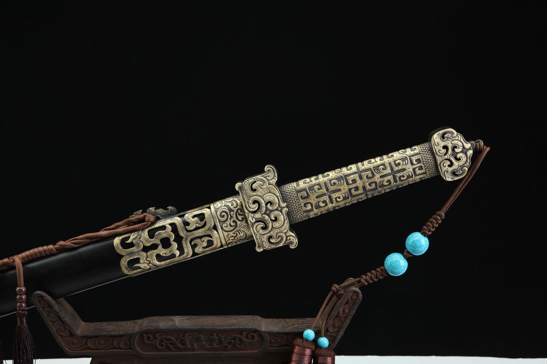 剑鞘:优质黑檀木;剑身:百炼花纹钢,手工锻造,精细手磨.花纹钢烧刃.