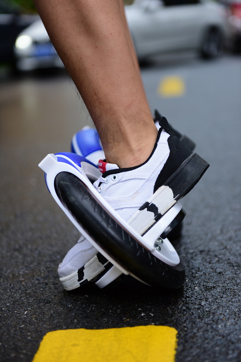 厂家直供极限户外运动风火轮轮子双轮脚踏滑板车实心轮二轮代步车