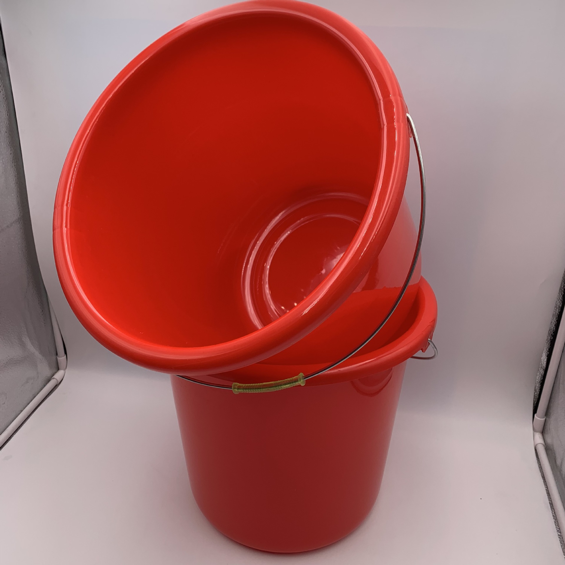 家用塑料加厚红色水桶多用手提储水桶清洁洗车水桶厂家两元批发