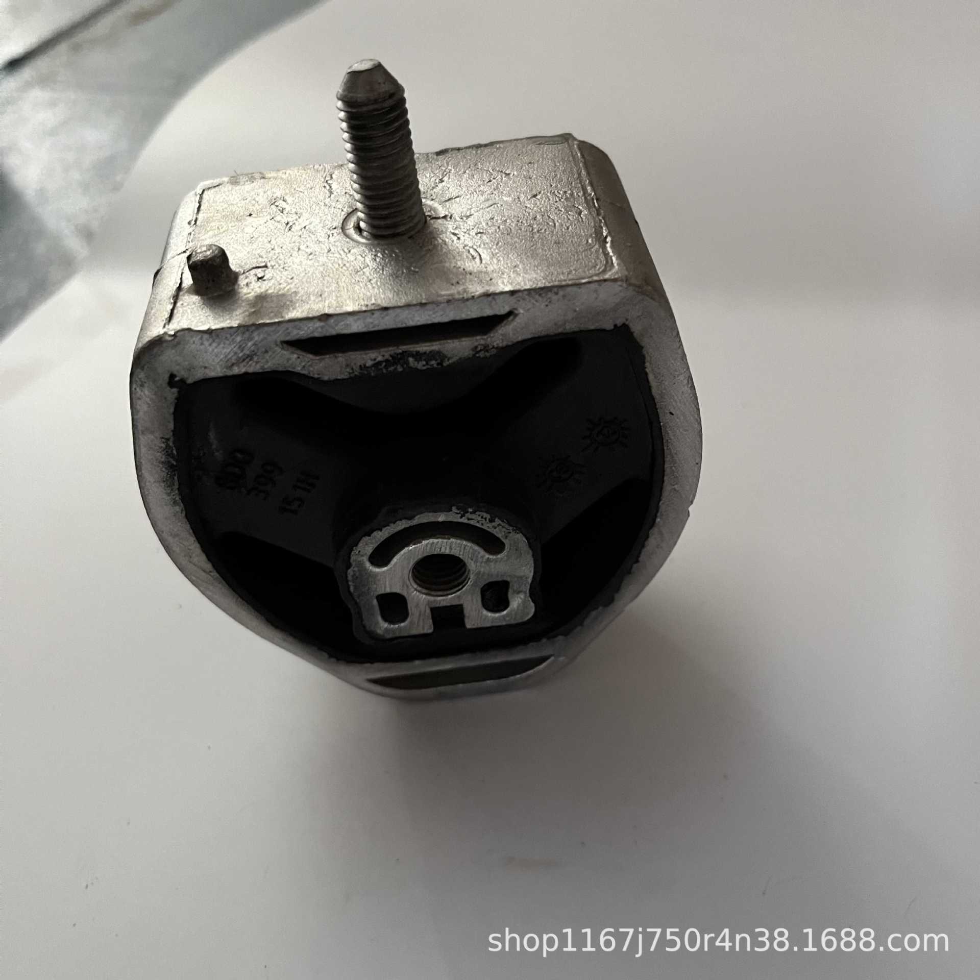 8d0 399 151 h帕萨特变速箱支撑