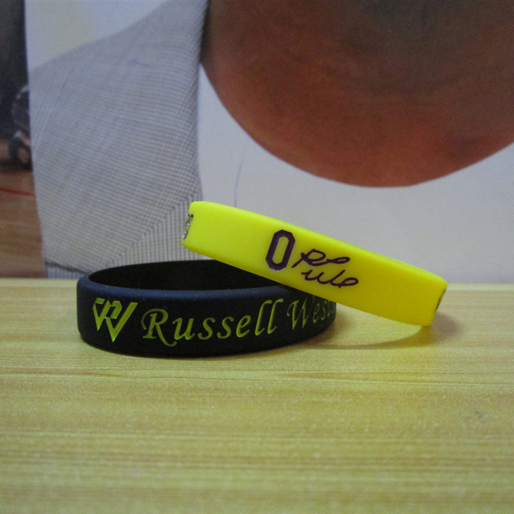 湖人队0号篮球球星威少威斯布鲁克签名运动手环硅胶夜光腕带球迷