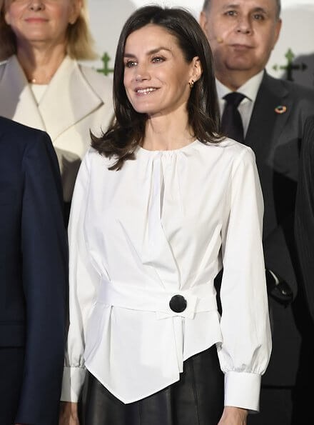 西班牙王妃同款圆领大圆扣腰带衬衣黑色伞裙套装