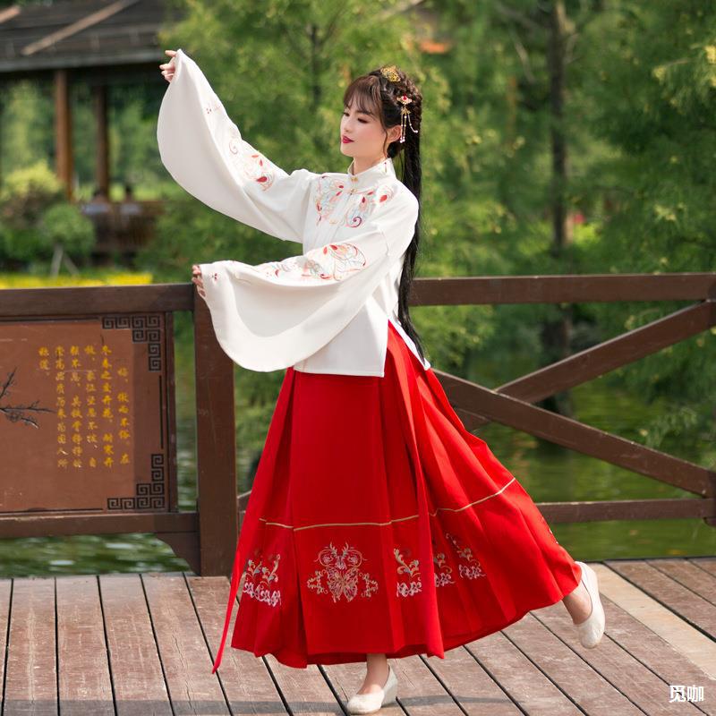 沁尾蝶汉元素原创传统汉服明制立领对襟琵琶袖上衣绣花马面裙套装