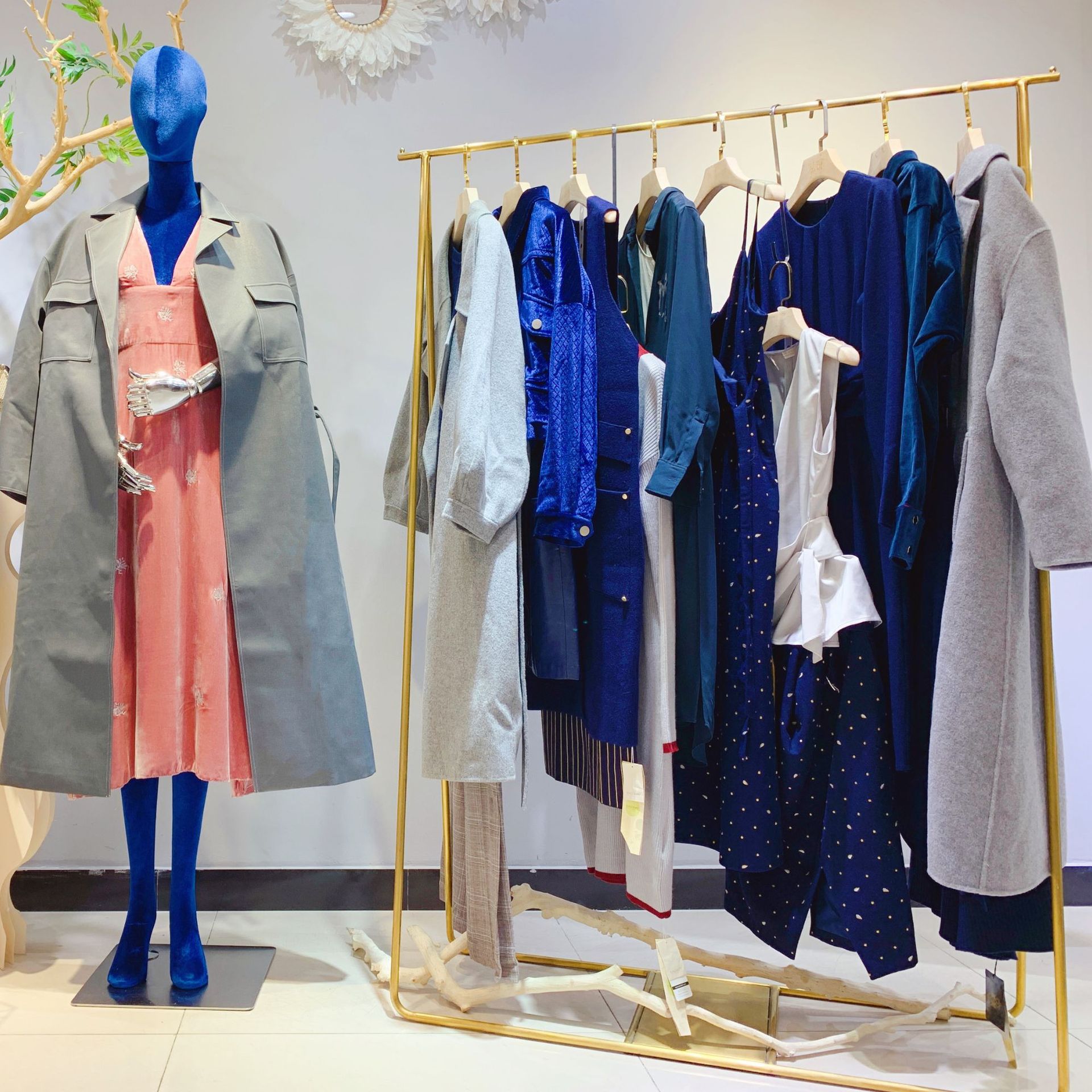 艺之卉/hui.卉高端女装批发货源 品牌折扣衣服专柜撤柜