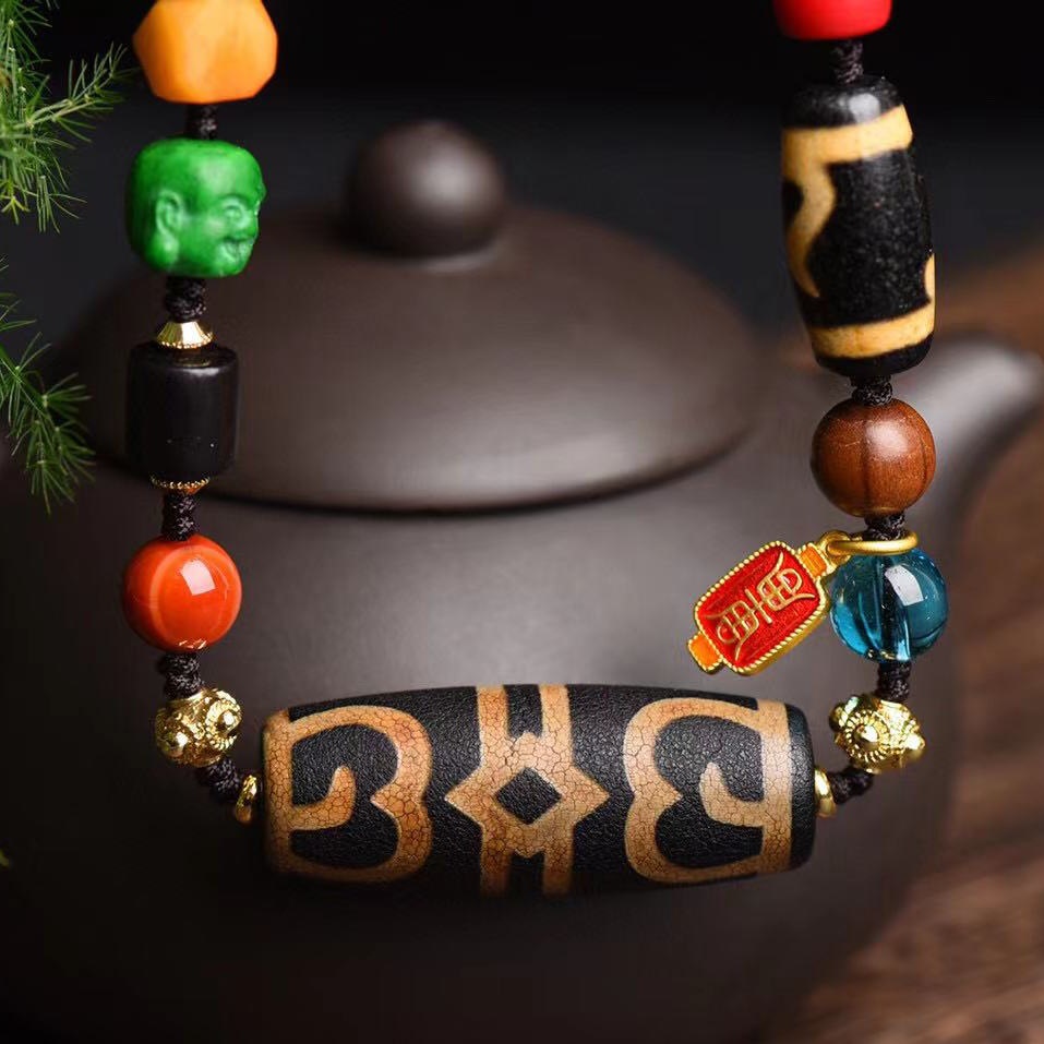 莲师法帽天珠 搭配金钱勾天珠椰帝爆发晶蜻蜓眼六道木南红 骨雕佛