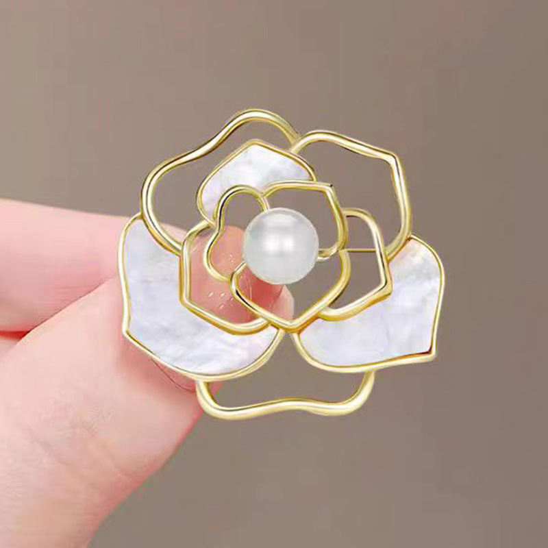 现货批发山茶花胸针女高档胸花气质珍珠别针毛衣西装配饰防走光扣