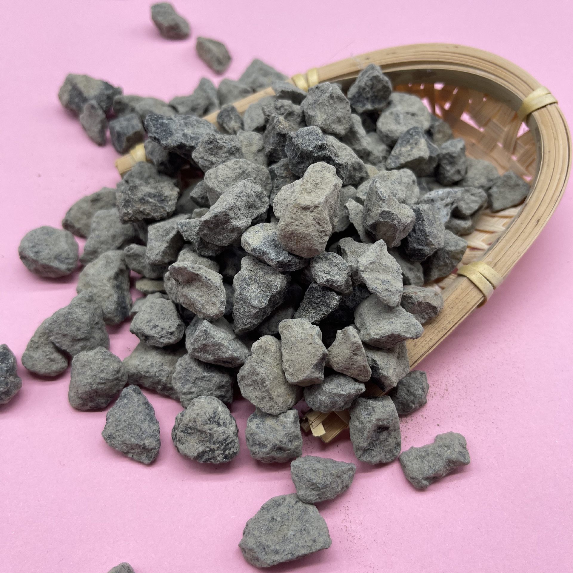 供应玄武岩机制石子 建筑铺路玄武岩碎石 高速公路用石子玄武岩