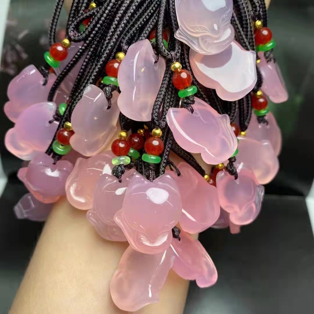 冰种粉色玉髓玛瑙小狐狸吊坠 白玉髓狐狸挂件