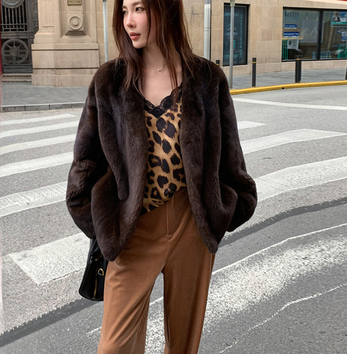 "鎏金岁月"进口天鹅绒水貂皮草女整貂短款v领貂皮大衣外套年轻