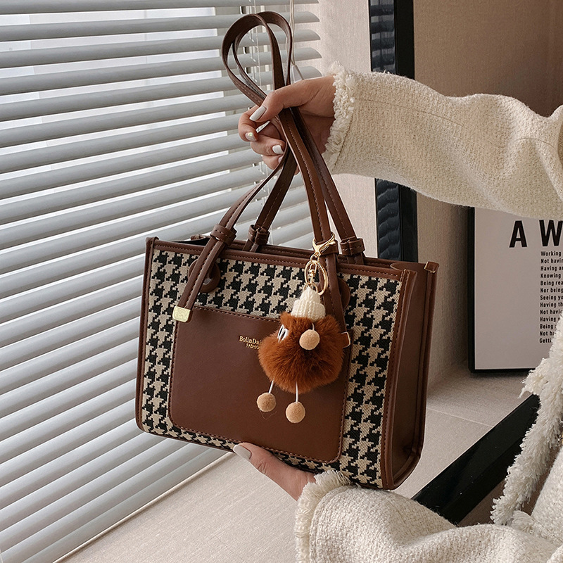 Simple Western Style Bag Women's Winter 2022 New Fashion Popular Messenger Bag with Texture Shoulder Tote Bag